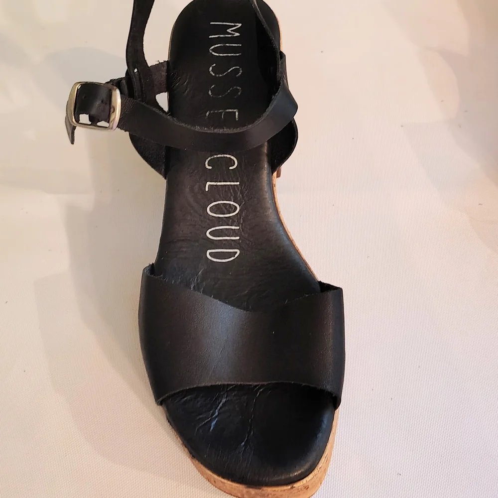 Musse & Cloud Bos. Black and Tan Platform Sandals